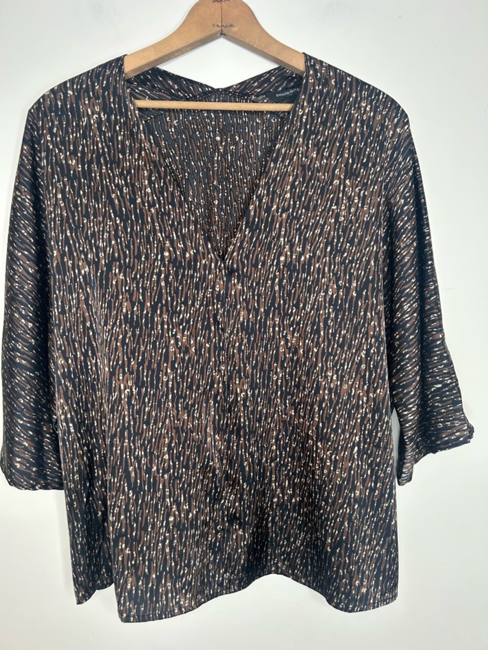 Banana Republic Black Brown Flowy V-Neck Blouse Size L Silk-feel